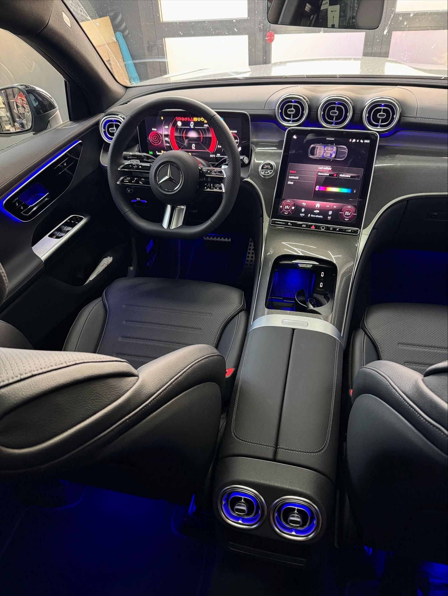 Installazione LED ambientali su interni auto